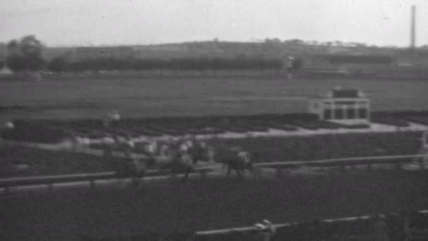 1930年代 人们在一个豪华的古巴赛马场观看赛马比赛 古巴1930年代历史上的黑色白色镜头 — 图库视频影像