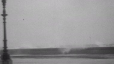Güçlü okyanus dalgaları Havana Küba 'daki Malecon duvarına çarpıyor. 1930' lardan kalma nadir bir siyah beyaz film. Yüksek kalite 4k görüntü