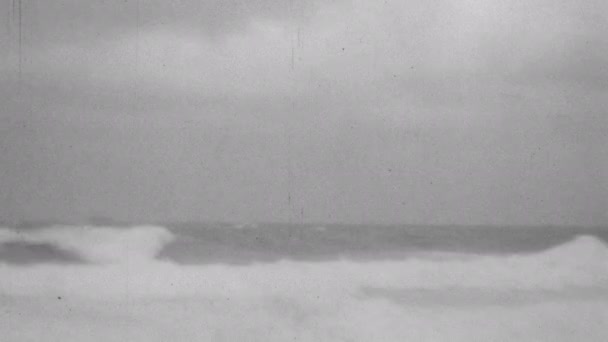 Stormachtige Oceaan Met Grote Golven Nevel Bewolkte Lucht Havana Gebouwen — Stockvideo