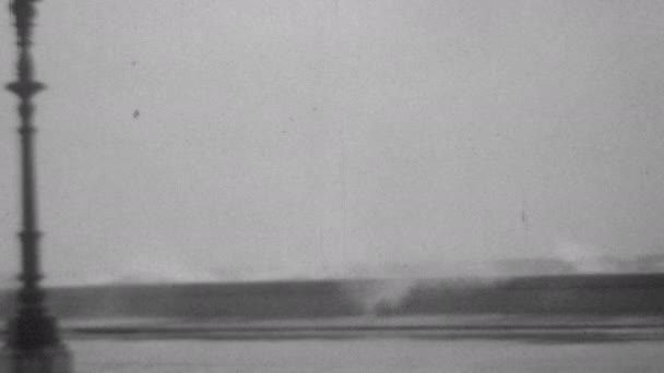 上世纪30年代 在一部罕见的黑白电影中 强大的海浪冲击着古巴哈瓦那的马莱肯墙 高质量的4K镜头 — 图库视频影像