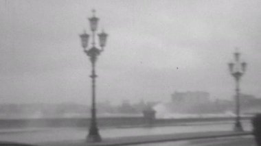 1930 'larda Havana' da Malecon nehri boyunca rüzgarlı ve fırtınalı bir günde su tarafından püskürtülen tarihi sokak lambaları. 1930 'da Küba' nın yüksek kaliteli siyah beyaz görüntüleri.