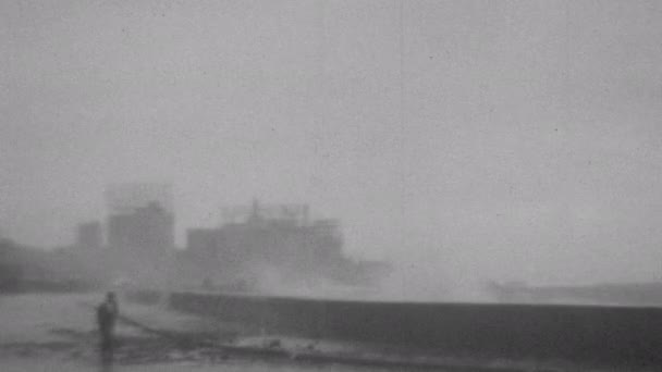 Tormentoso Día 1930 Con Olas Agua Invadiendo Malecón Habana Coches — Vídeos de Stock
