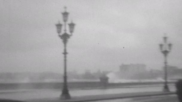 1930 대아바나의 몰아치는 폭풍우가 몰아치는 날씨에 역사적 가로등 기둥들 물결을 — 비디오