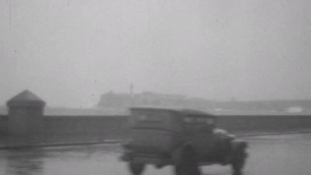 Automóviles Estadounidenses Década 1930 Corren Largo Una Carretera Junto Mar — Vídeo de stock