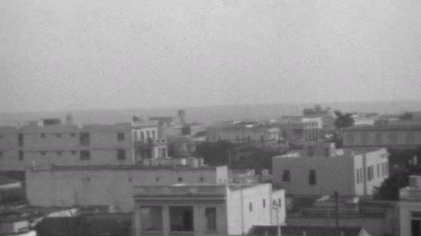 上世纪30年代 哈瓦那旧城的屋顶上 以大西洋为背景 黑白相间的全景尽收眼底 1930年古巴高质量的4K镜头 — 图库视频影像