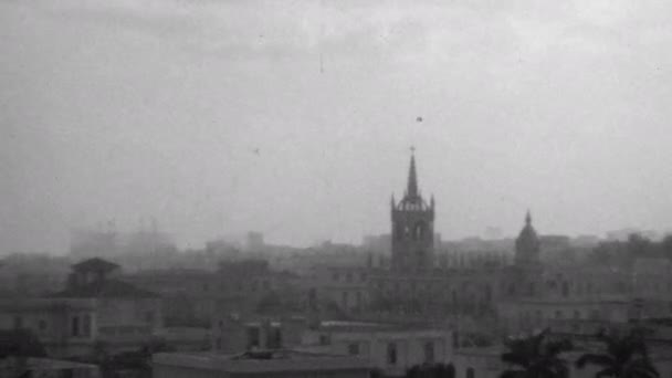 上世纪30年代哈瓦那老城的屋顶全景 哈巴纳维贾城 黑白相间 革命失败前的奢华建筑 1930年古巴高质量的4K镜头 — 图库视频影像
