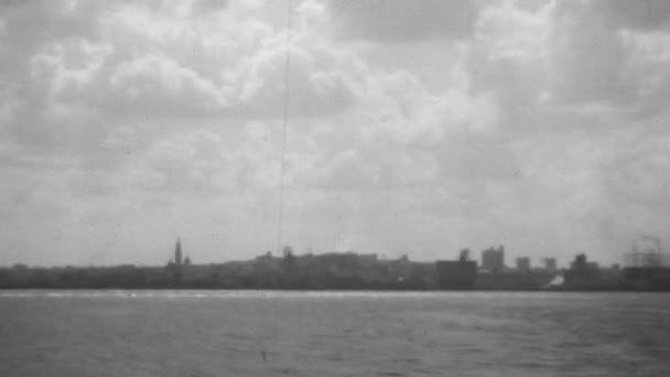 从海上船只上俯瞰哈瓦那港的建筑物全景 20世纪30年代的古巴怀旧黑白视频 — 图库视频影像