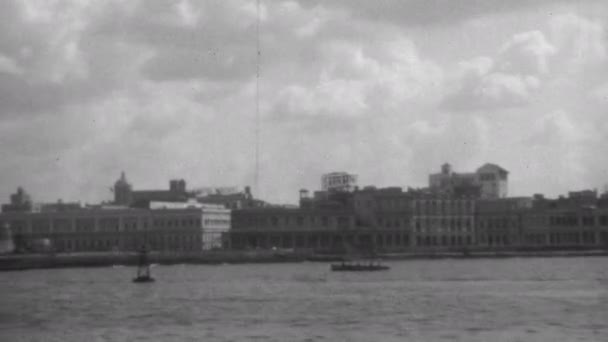 哈瓦那港的建筑概况来自海上一艘正在航行的船只 阳光灿烂 天空中乌云密布 1930年代的黑白档案 1930年革命前古巴罕见的档案片段 — 图库视频影像