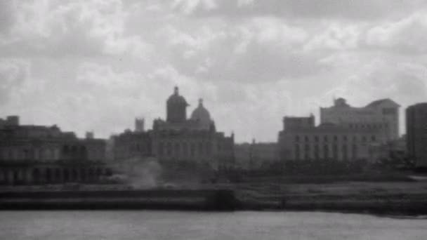 Skyline Der Hafengebäude Von Havanna Weitwinkelaufnahme Von Einem Fahrenden Schiff — Stockvideo