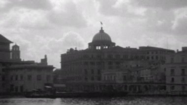 Havana limanındaki Kubbe binası denizde hareket eden bir tekneden. 1930 'larda Küba' nın nostaljik siyah beyaz videosu. Yüksek kalite 4k görüntü