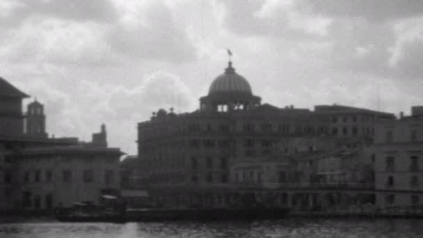 哈瓦那港的圆顶建筑是在一艘在海上航行的船只上建造的 20世纪30年代的古巴怀旧黑白视频 高质量的4K镜头 — 图库视频影像