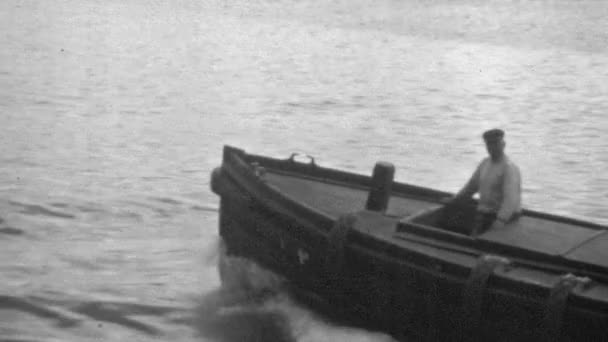 Yelkenli Küçük Tahta Kargo Teknesi Yukarıdan Görülüyor Manzarayı Kapat 1930 — Stok video