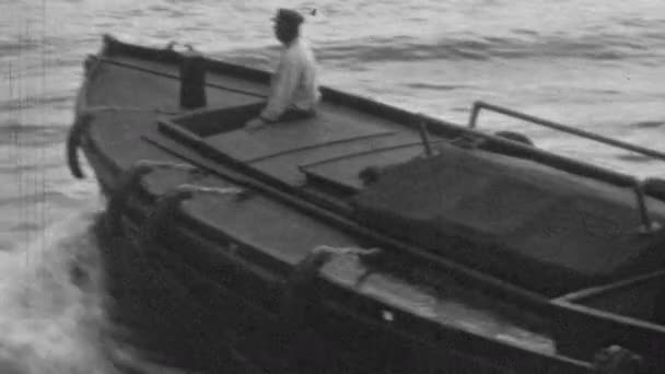 1930年 古巴拍摄了一部高质量的黑白4K影片 其特色是在全景帆布下航行的一艘小型木制货轮吸引人的特写镜头 让人瞥见它的作品 — 图库视频影像