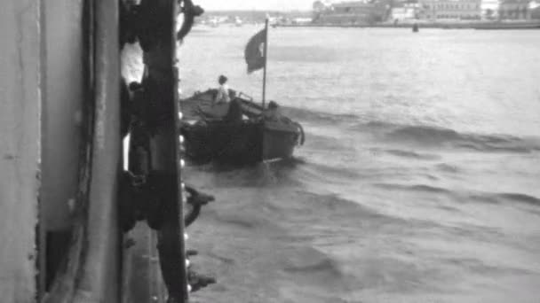 Vintage Vrachtboot Met Drie Man Gezien Vanaf Een Cruiseschip Zwart — Stockvideo