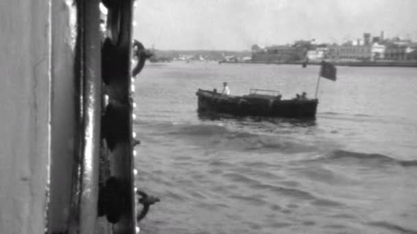 선원이 1930 아바나 항구에서 파도에 흔들리는 유람선에 고품질 — 비디오