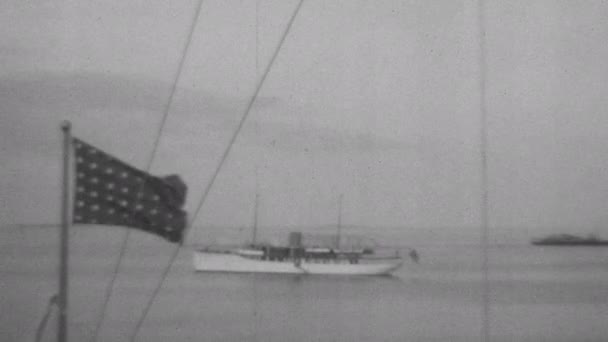 Σημαία Κυματίζει Στην Πρύμνη Ενός Πλοίου Άλλα Ξύλινα Ιστιοφόρα Στο — Αρχείο Βίντεο