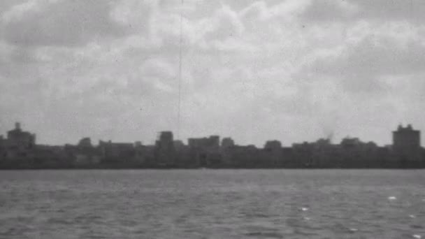 Silhuetter Byggnader Hamnen Havanna Kuba Sett Utifrån Ett Lyxigt Kryssningsfartyg — Stockvideo