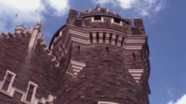 Casa Loma kulesi mavi gökyüzünde bulutlarla görüldü. Casa Loma Toronto Ontario Canada 'nın tarihi ve mimarisi için cazibesini görmeli. Büyüleyici Gotik Diriliş Şatosu