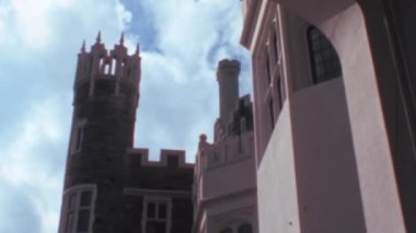 1970 'lerden kalma nostaljik bir videoda Toronto' daki Casa Loma cephesinin Gotik tarzının ayrıntıları. Casa Loma Toronto Ontario Canada 'nın tarihi ve mimarisi için cazibesini görmeli. Görkemli