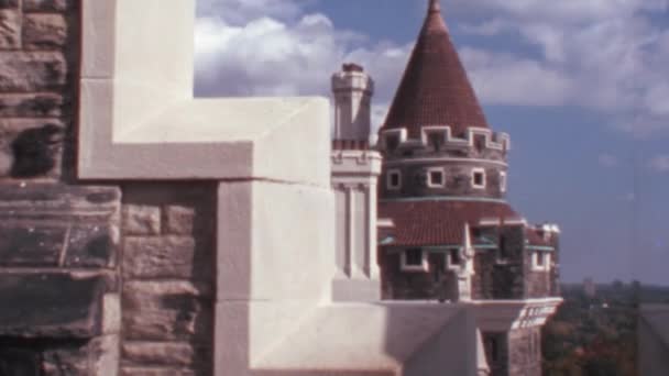 多伦多的卡萨洛马塔 在阳光灿烂的蓝天 从阳台墙后面可以看到 Casa Loma 的历史和建筑必须在加拿大安大略省多伦多具有吸引力 宏伟的哥特式复兴 — 图库视频影像