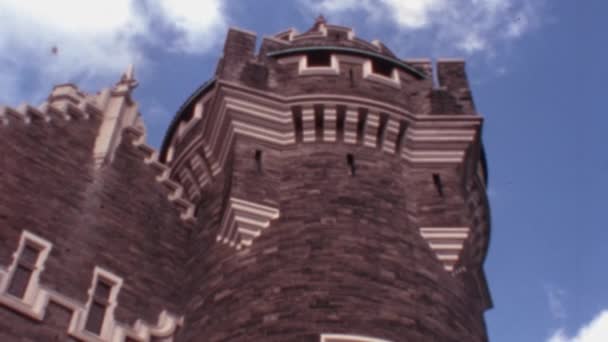 卡萨洛马塔从下面望去 蓝天上乌云密布 Casa Loma 的历史和建筑必须在加拿大安大略省多伦多具有吸引力 宏伟的哥特式复兴城堡 — 图库视频影像