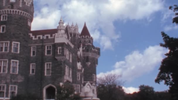 Façade Gothique Casa Loma Dans Journée Ensoleillée Printemps Vue Panoramique — Video