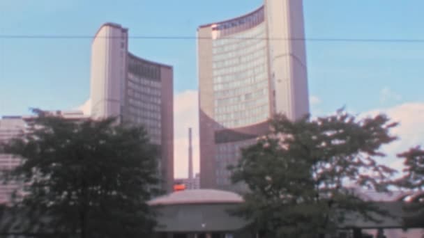 Toronto City Hall Skyskrapa Handhållen Naturskön Utsikt Från 1970 Talet — Stockvideo