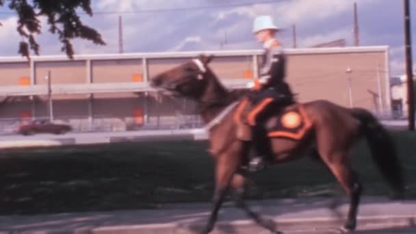 20世纪70年代 骑警骑着马在一条道路上巡逻 拍摄了一部老式视频 电影中的背景是汽车 多伦多安大略加拿大高质Fullhd档案影片 — 图库视频影像