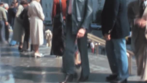 Multidões Pessoas Terraço Década 1970 Caras Irreconhecíveis Close Sobre Pernas — Vídeo de Stock
