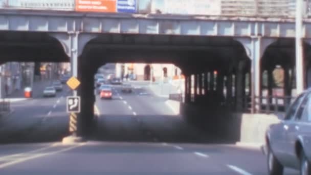 ポイントビューのPov車の運転手の忙しい2車線の道路上の灰色の鋼橋の下を通過する 1970年代のトロント カナダのヴィンテージビデオ 高品質のフルHd映像 — ストック動画