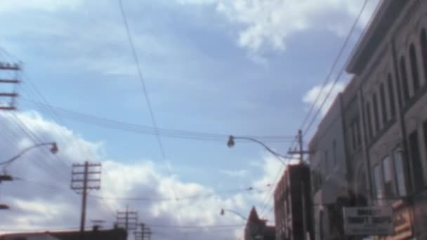 Streetlights Και Καλώδια Ρεύματος Πάνω Από Ένα Αμερικανικό Δρόμο Χαμηλά — Αρχείο Βίντεο