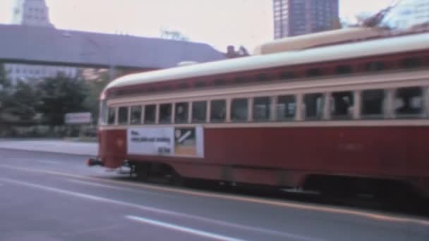 Red White Electric Tram Urban City Road 1970S Toronto Canada — Vídeo de Stock