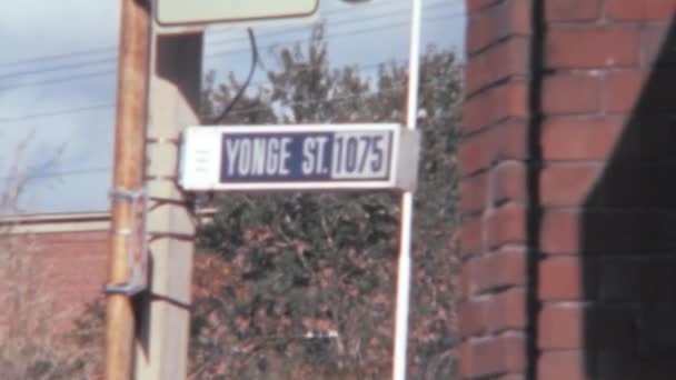 Вуличний Знак Іменем Вулиці Yonge Street Торонто Канада Історичних Кадрах — стокове відео