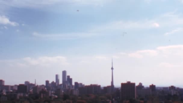 토론토의 타워가 보이는 곳이다 대낮에 개없는 하늘에 일반적 8Mm 효과와 — 비디오