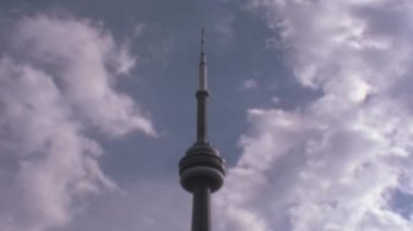 Blue Sky 'daki CN Tower Tip' in kapanışı. Toronto Landmark Arşiv Görüntüleri 1970 'lerde. Turistik cazibe ve Dünya 'nın en uzun serbest yapılarından biri. Turistlerin nefes kesici manzaraları olabilir.