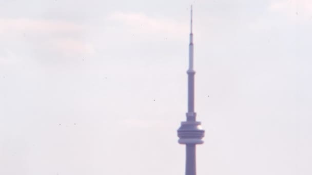Tower Sky High Tip Ενάντια Blue Sky Φόντο Εικονικός Πύργος — Αρχείο Βίντεο