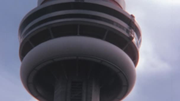 多伦多Cn塔顶部的主舱 近视图在1970年8毫米复古风格的视频 多伦多的Iconic Cn塔 是一个旅游胜地 也是世界上最高的独立建筑之一 — 图库视频影像