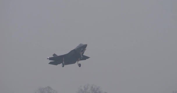 Nato戦闘機爆撃機ジェット機は霧の多い冬の日に空港から離陸します 現代のアメリカの戦闘機は悪天候でも動作することができる ロッキード マーティンF 35ライトニングIi — ストック動画