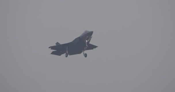 Navo Stealth Straaljager Vliegtuig Vlucht Grijze Bewolkte Lucht Lockheed Martin — Stockvideo
