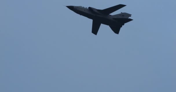 Nato Kampfflugzeuge Mit Variabel Geometrischen Flügeln Fliegen Grauen Wolkenverhangenen Himmel — Stockvideo