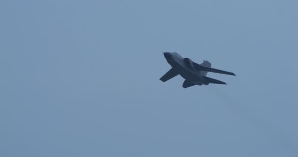 Nato Askeri Bombacısı Gri Bulutlu Gökyüzünde Uçuyor Panavia 200 Talyan — Stok video
