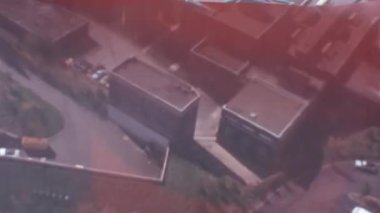 1970 'lerde Toronto, Kanada' nın en iyi panoramik manzarası CN Kulesi 'nin pencereli asansöründen inerken görülüyor. Yüksek kaliteli FullHD orijinal vintage görüntüler