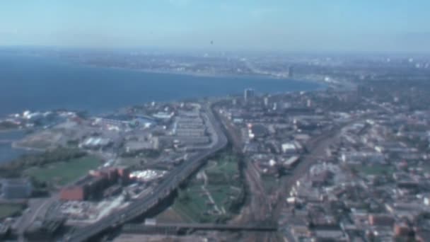 Toronto Aerial View Blue Lake Background Top Tower Nostalgic Footage — Vídeo de stock