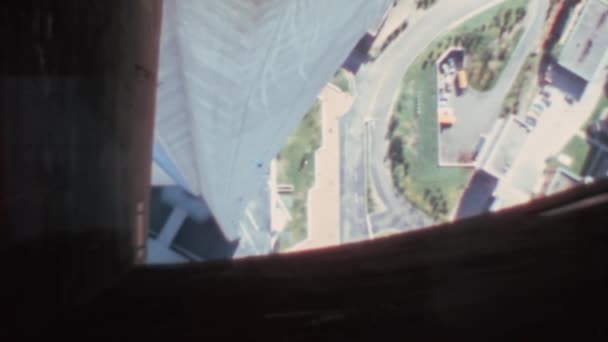 見える鉄筋コンクリート構造の窓からのトロントCnタワーのトップビュー 駐車場 湖の保護網で覆われている 1970年代のレトロビデオ そうだ 高品質のフルHd映像 — ストック動画