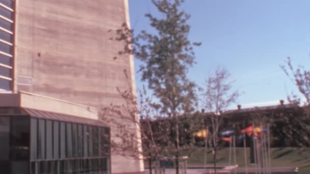 下から見たトロントのCnタワー 世界で最も高い建物の一つの垂直コンクリート構造物の印象的な 1970年代のヴィンテージ映像 高品質のフルHd映像 — ストック動画