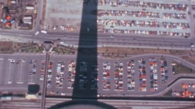 CN Kulesi 'nin gölgesi yukarıdan görüldü. 1970 'lerin güneşli bir gününde Toronto şehir manzarasının havadan görüntüsü. Belgeseller için mükemmel olan yüksek kaliteli FullHD tarihi görüntüler.