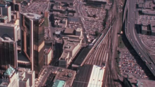 鉄道駅のトラックや道路ガーディナーの空中ビュートロントの交通と車でExy 1970年代のアーカイブ映像 — ストック動画