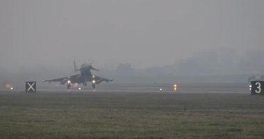 Askeri Savaş Jeti Kötü Hava Düşük Görüş Günü 'nde tam gaz motoruyla havalanır. Ön Manzara, Takip Çekimi. İtalyan Hava Kuvvetleri 'nden Eurofighter Typhoon