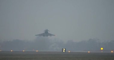 NATO Savaş Uçakları maksimum art yakıcı güçle hızlanır ve bilinmeyen bir Rus uçağını durdurmak için hızla tırmanır. İtalyan Hava Kuvvetleri 'nden Eurofighter Typhoon