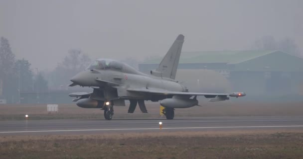Nato Combat Aircraft Taxiing Runway Cloudy Foggy Day Τυφώνας Eurofighter — Αρχείο Βίντεο